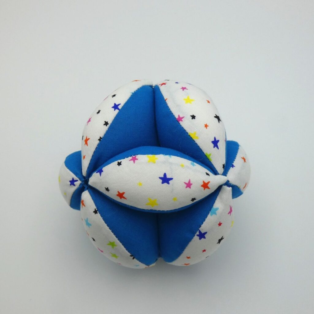 Balle de préhension Montessori : un guide pratique pour la maison