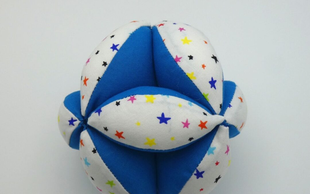 Balle de préhension Montessori : un guide pratique pour la maison